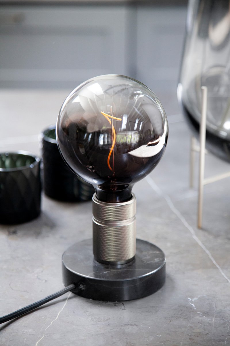 Halo 10cm Dunkelgrau tischlampe Von Halo Design - Halo ist eine stilvolle Tischlampe mit modernem Design und industriellem Flair.