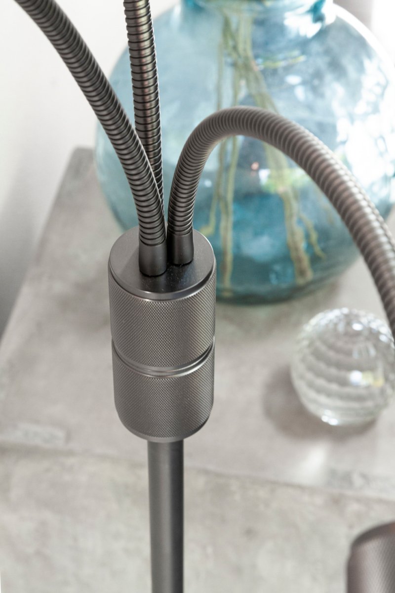 Halo Dunkelgrau stehlampe Von Halo Design - Beleuchten Sie Ihr Zuhause mit Halo, einer modernen Stehlampe mit industriellem Charme.