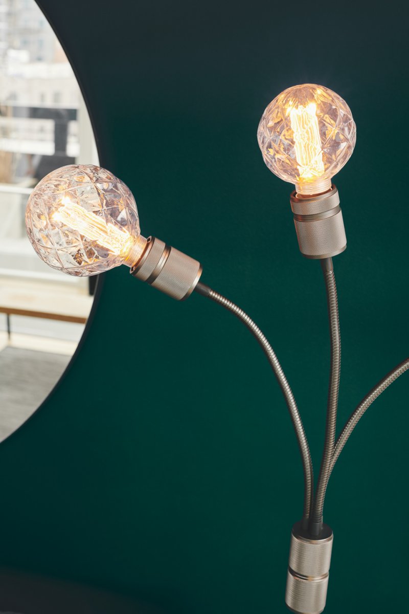 Halo Dunkelgrau stehlampe Von Halo Design - Beleuchten Sie Ihr Zuhause mit Halo, einer modernen Stehlampe mit industriellem Charme.