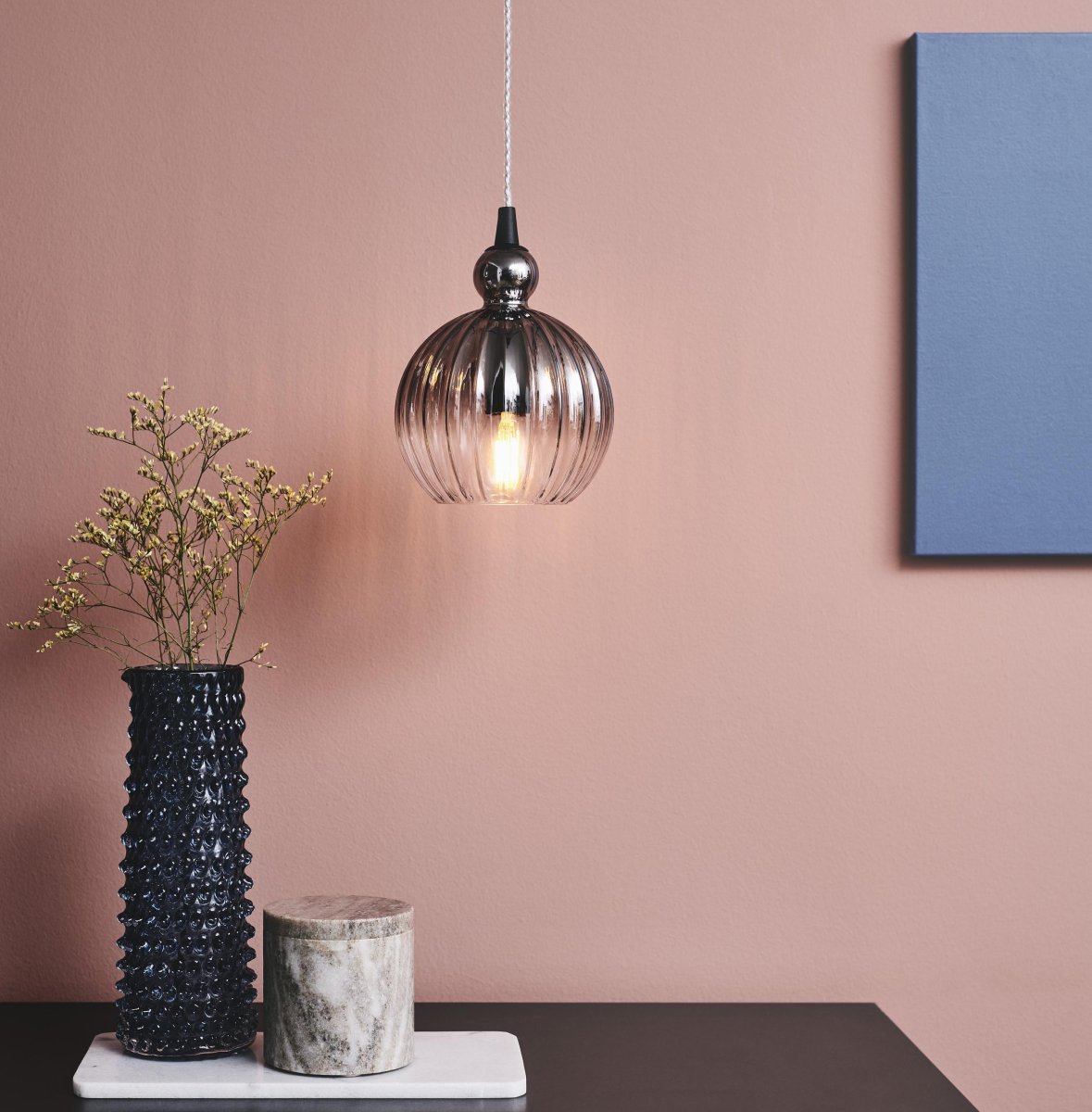 Ball Ball Ø15 Rauchfarben hängelampe Von Halo Design - Das geriffelte Glas erzeugt eine schöne Illusion, wenn die Lampe eingeschaltet ist.