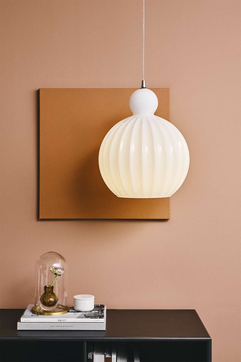 Ball Ball Ø25 Opal hängelampe Von Halo Design - Ball Ball ist eine elegante Pendelleuchte aus Opalglas.