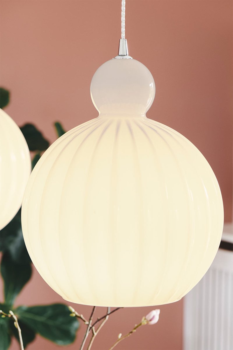 Ball Ball Ø32 Opal hängelampe Von Halo Design - Ball Ball ist eine elegante Pendelleuchte aus Opalglas.