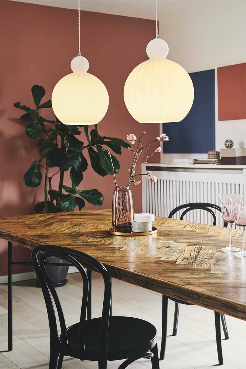 Ball Ball Ø32 Opal hängelampe Von Halo Design - Ball Ball ist eine elegante Pendelleuchte aus Opalglas.