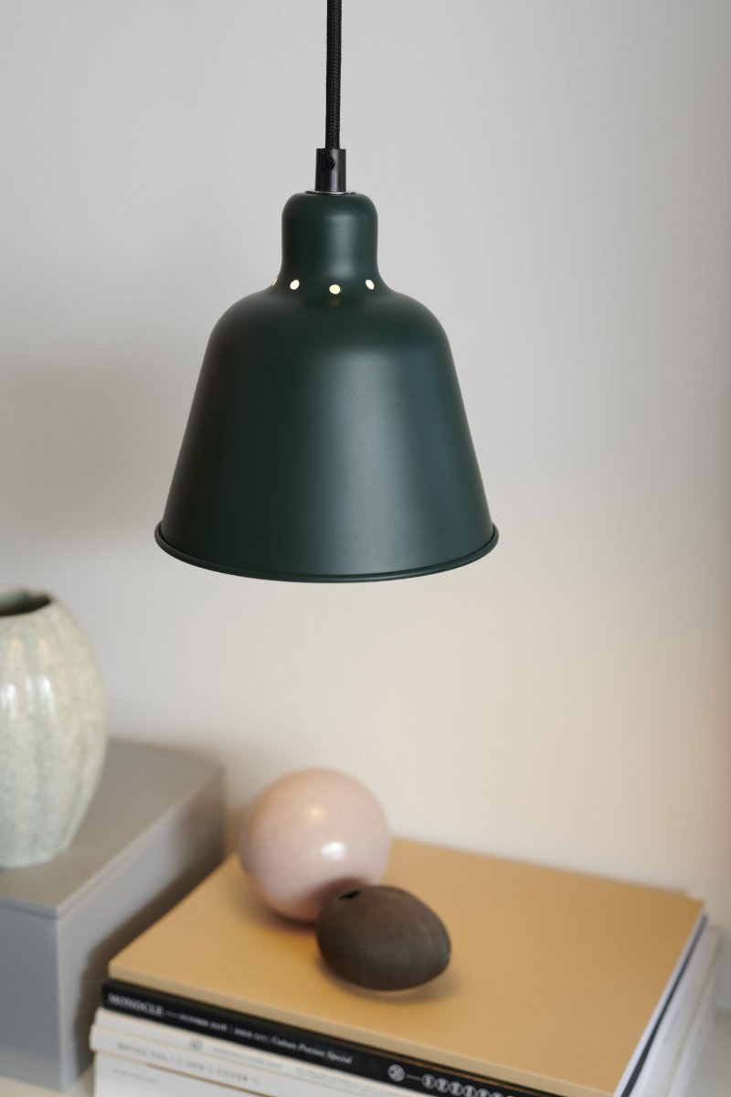 Carpenter Ø15 Grün hängelampe Von Halo Design - Capenter ist eine klassische Pendelleuchte im Retro-Design.