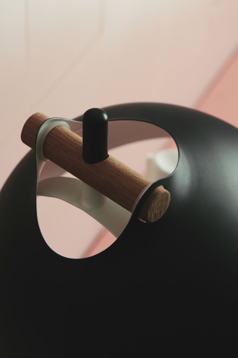 Århus 35cm Schwarz tischlampe Von Halo Design - &Aring;rhus ist sowohl f&uuml;r das Schlafzimmer als auch f&uuml;r das B&uuml;ro perfekt geeignet und ein Must-have f&uuml;r Designbewusste.