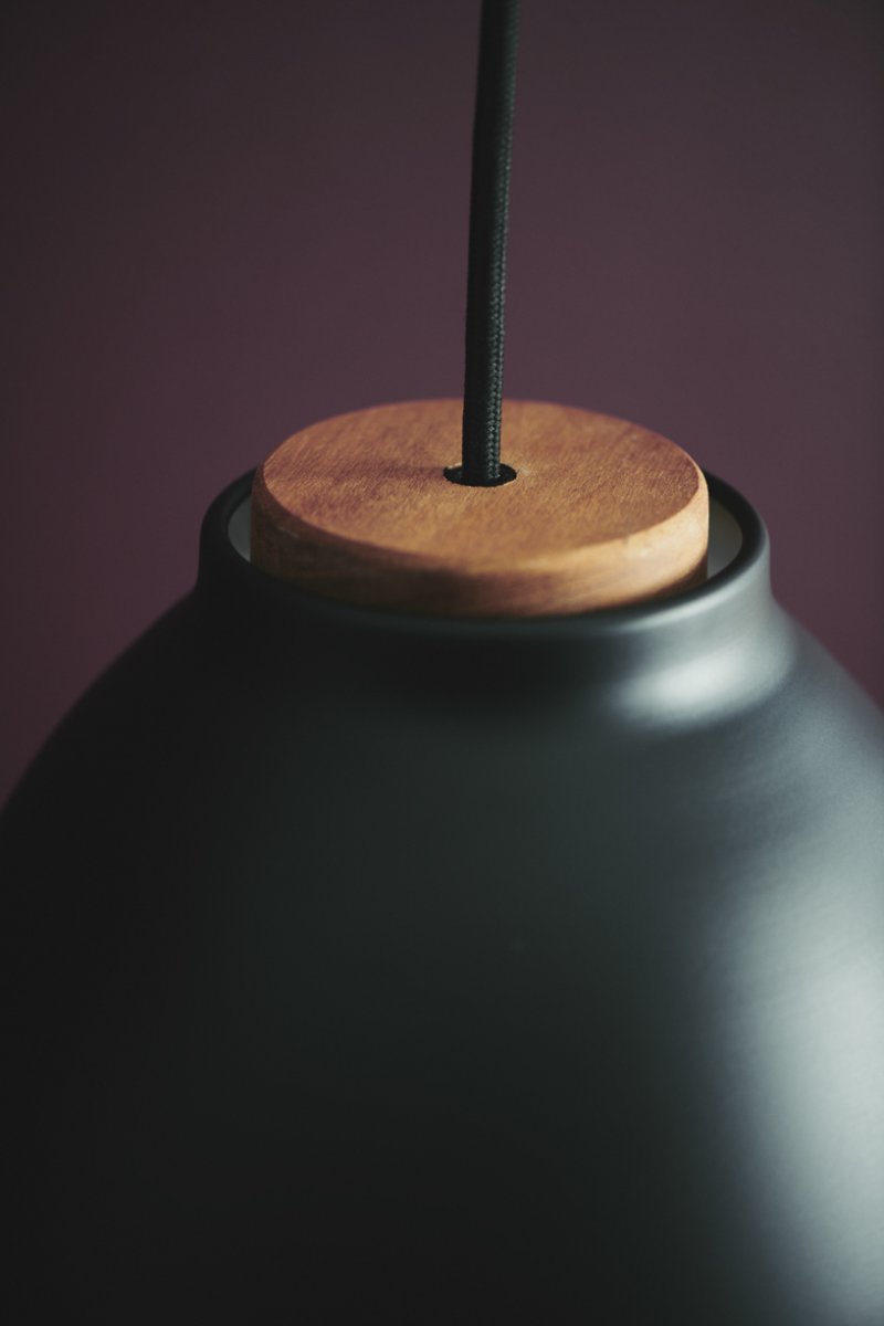 Nivå Ø14 Schwarz hängelampe Von Halo Design - Ebene&aring; &Auml; ist eine stilvolle und minimalistische Deckenleuchte, die Ihrem Zuhause einen modernen Touch verleiht.