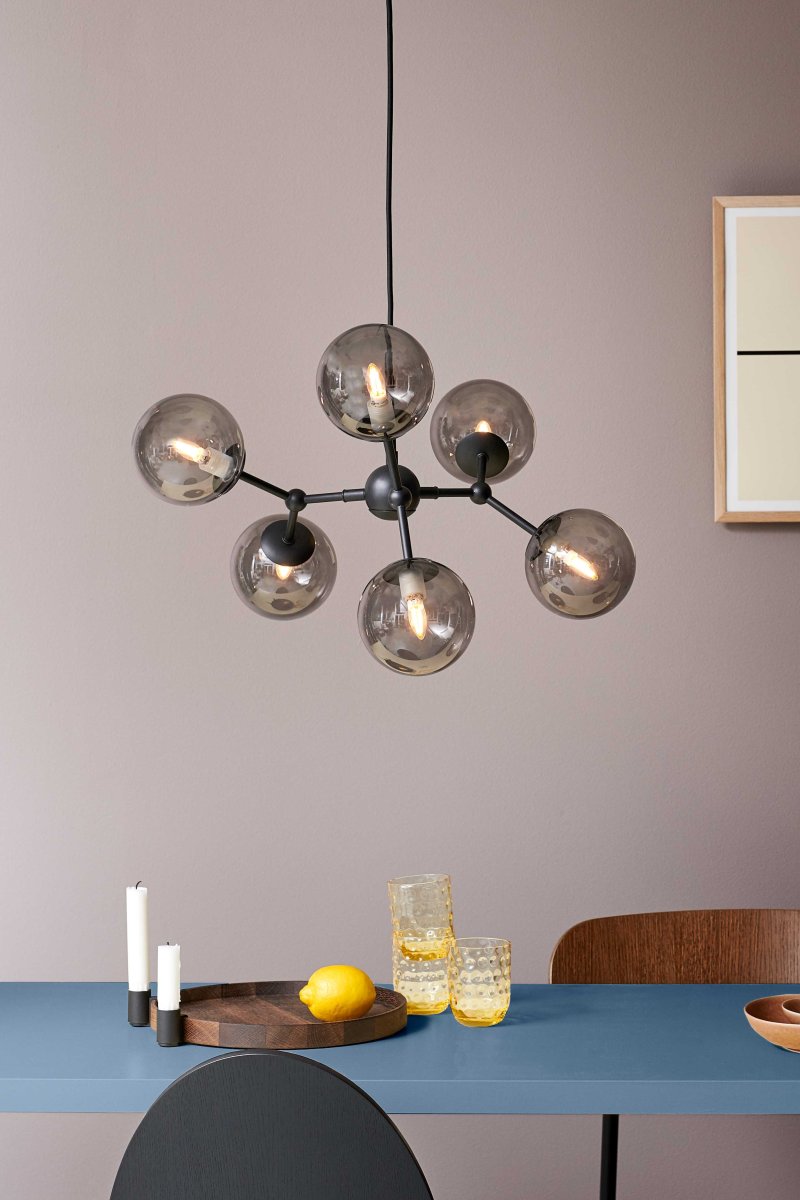 Atom 57cm Schwarz hängelampe Von Halo Design - Die fast schwebenden Glaskuppeln sind get&ouml;nt, was f&uuml;r eine angenehme Lichtverteilung im Raum sorgt.