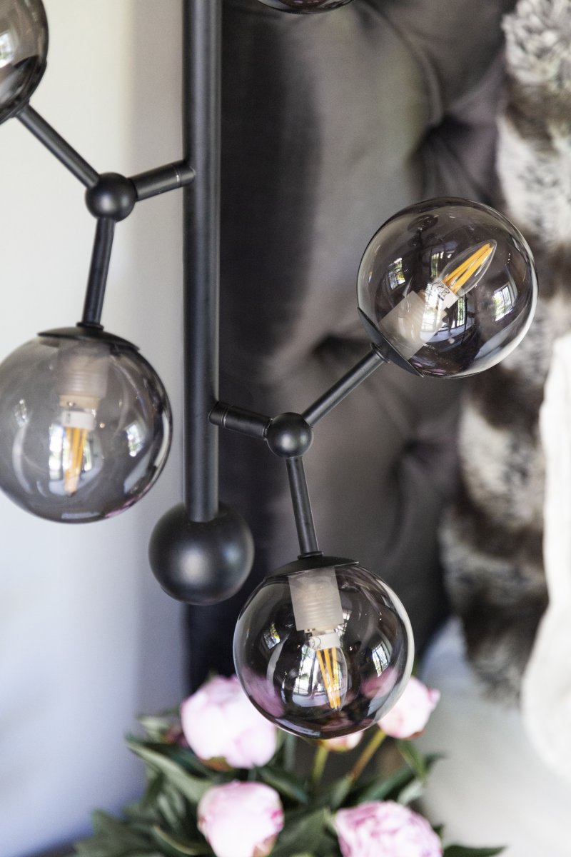 Atom vertical Ø30 Schwarz hängelampe Von Halo Design - Die drei Arme des Rahmens sind beweglich und bieten Ihnen so die Möglichkeit, Ihr eigenes Design und Ihren eigenen Aufdruck darauf zu erstellen.