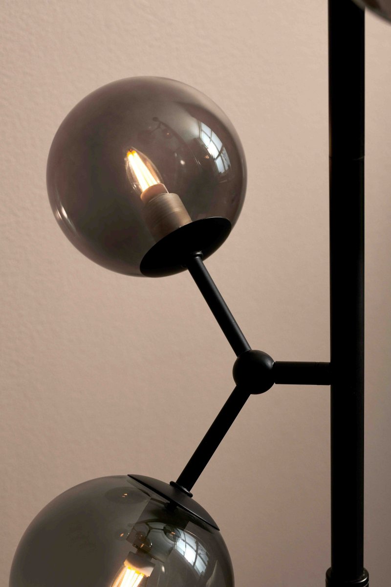 Atom Schwarz/Rauch stehlampe Von Halo Design - Die drei Arme des Rahmens sind beweglich und bieten Ihnen so die Möglichkeit, Ihr eigenes Design und Ihren eigenen Aufdruck darauf zu erstellen.