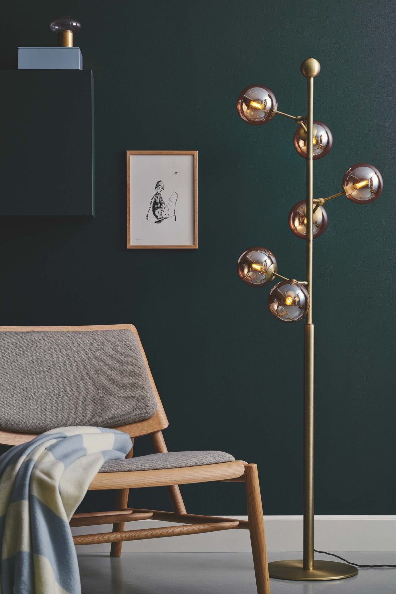 Atom Antikes Messing stehlampe Von Halo Design - Die drei Arme des Rahmens sind beweglich und bieten Ihnen so die M&ouml;glichkeit, Ihr eigenes Design und Ihren eigenen Aufdruck darauf zu erstellen.