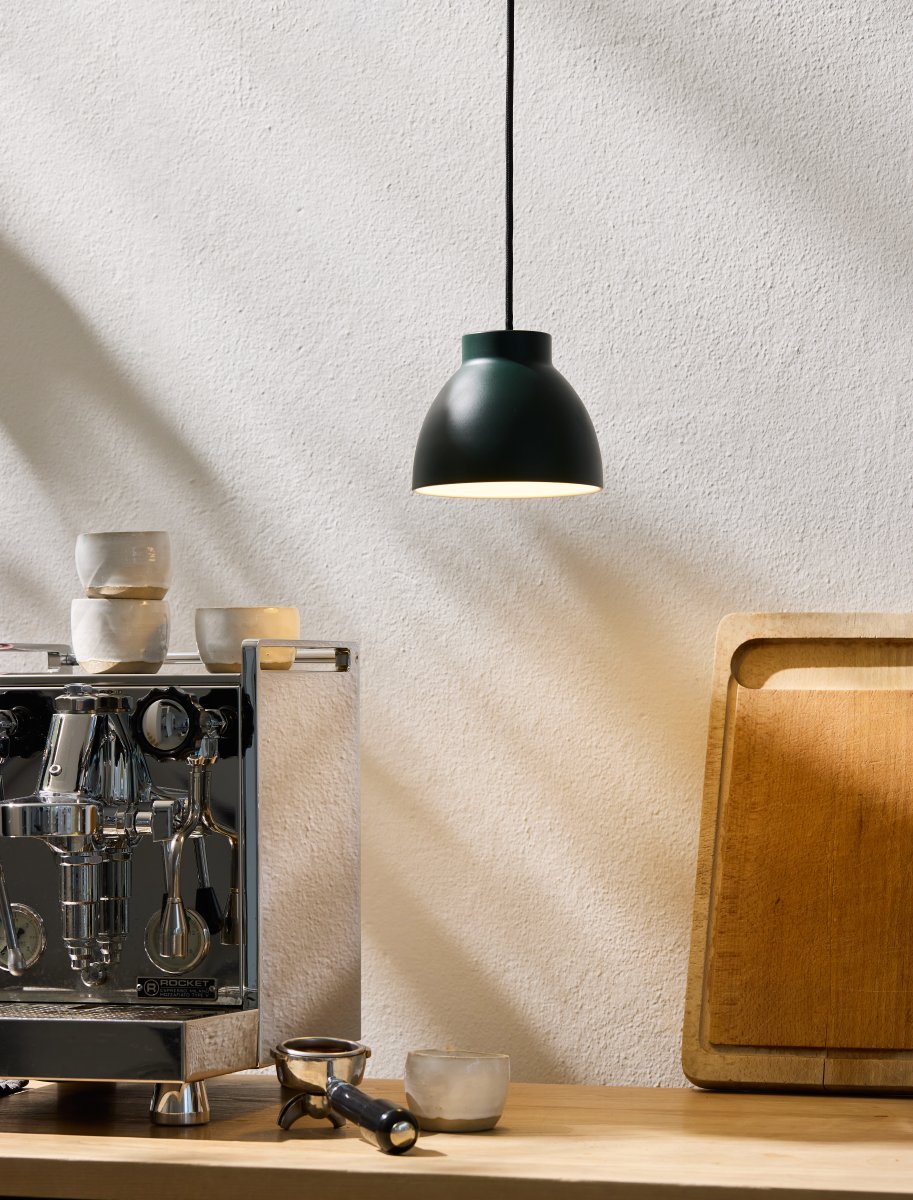 Object Ø16 Grün hängelampe Von Halo Design - Object ist eine vielseitige und elegante Wahl f&uuml;r alle, die bei ihrer Inneneinrichtung eine Kombination aus Funktionalit&auml;t und &Auml;sthetik suchen.