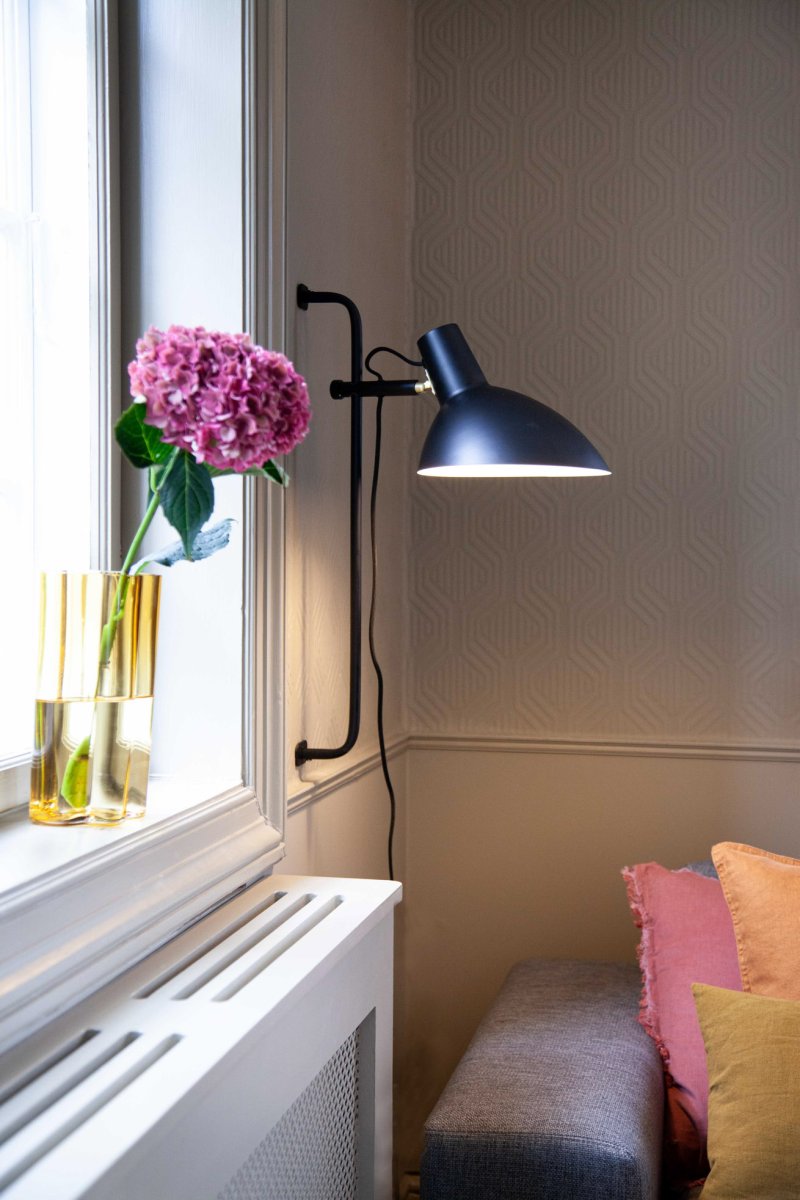 Metropole Ø24 Schwarz wandlampe Von Halo Design - Dank ihres vielseitigen Designs passen sie in jedes Zuhause und jeden Stil.