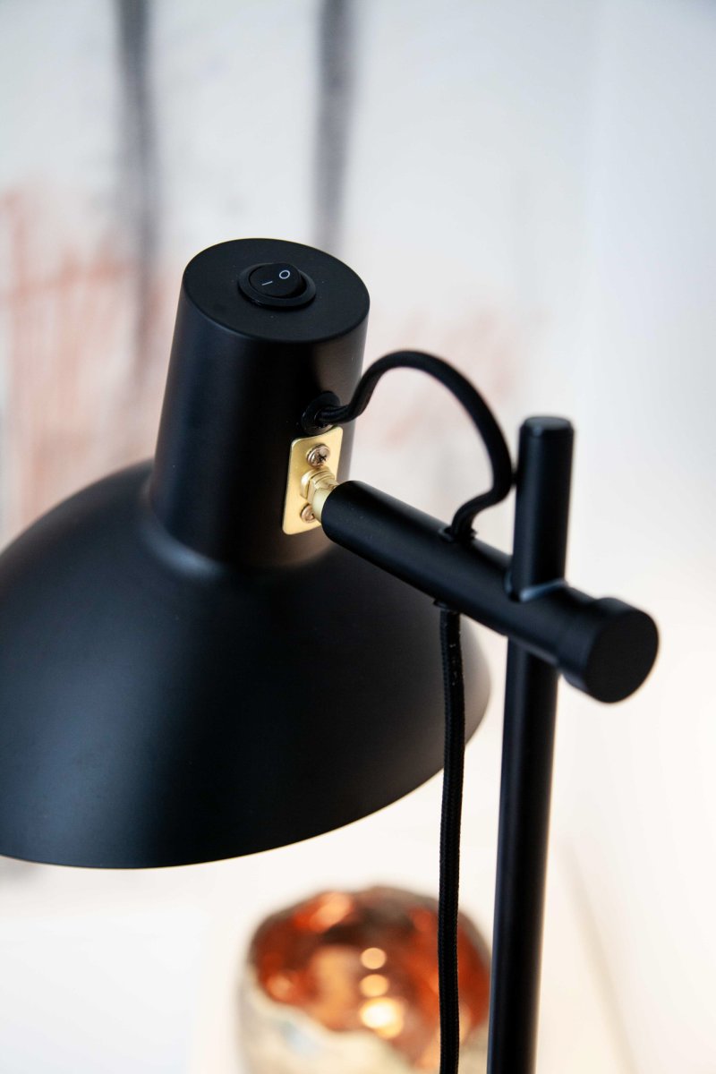 Metropole 1 Schwarz stehlampe Von Halo Design - Die Metropole-Serie ist eine komplette und funktionale Lampenfamilie mit einem unverwechselbaren Industriestil.