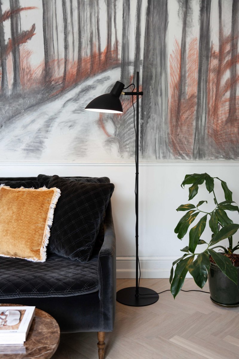 Metropole 1 Schwarz stehlampe Von Halo Design - Die Metropole-Serie ist eine komplette und funktionale Lampenfamilie mit einem unverwechselbaren Industriestil.