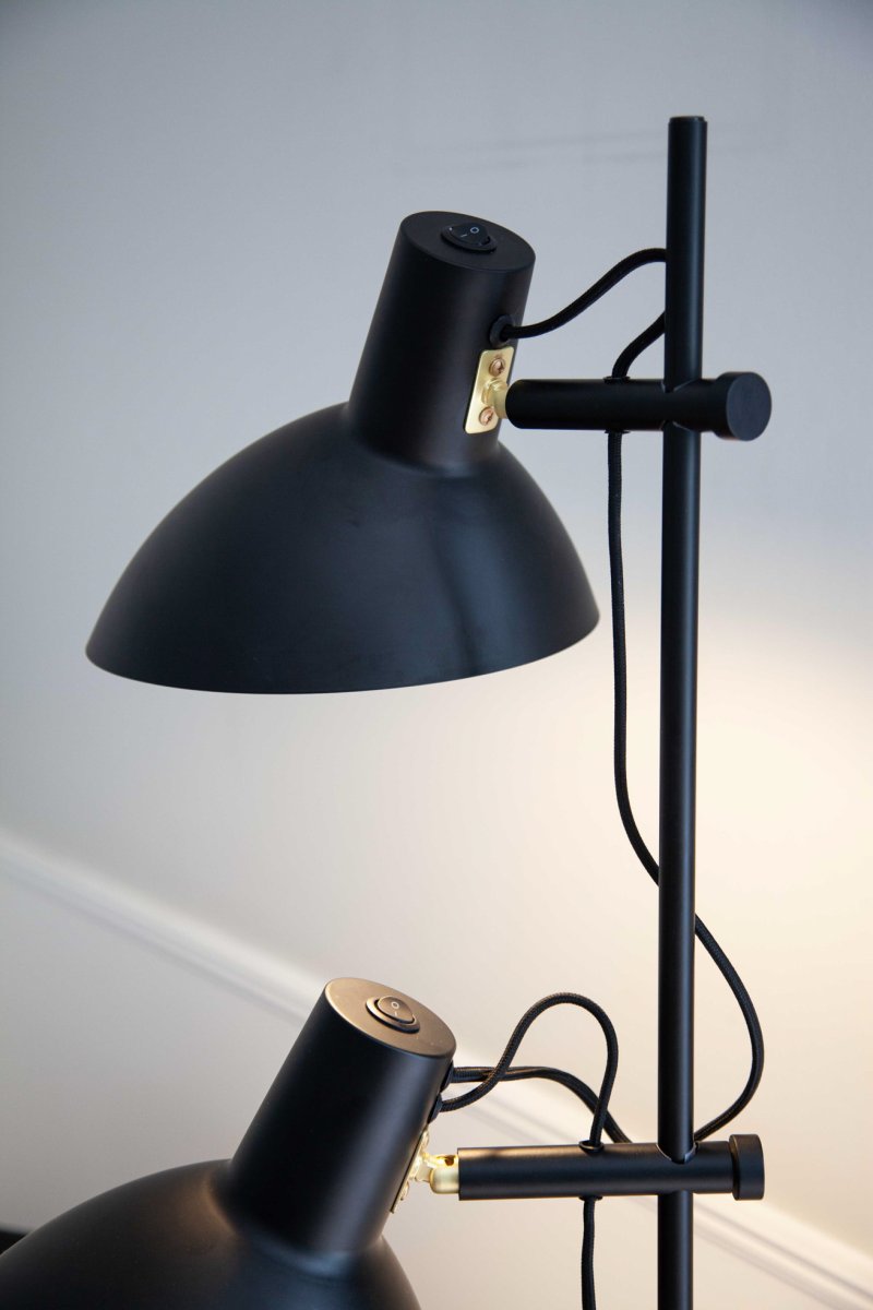 Metropole 2 Schwarz stehlampe Von Halo Design - Die Metropole-Serie ist eine komplette und funktionale Lampenfamilie mit einem unverwechselbaren Industriestil.