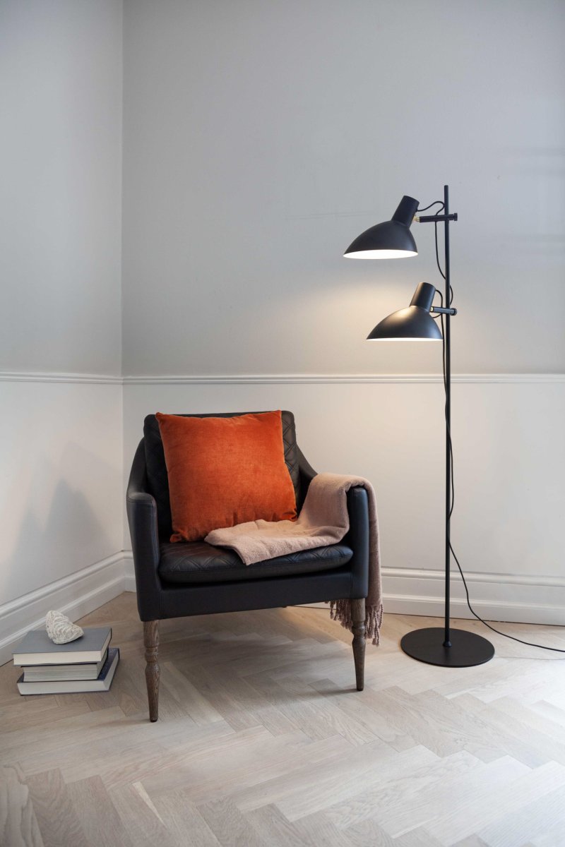 Metropole 2 Schwarz stehlampe Von Halo Design - Die Metropole-Serie ist eine komplette und funktionale Lampenfamilie mit einem unverwechselbaren Industriestil.