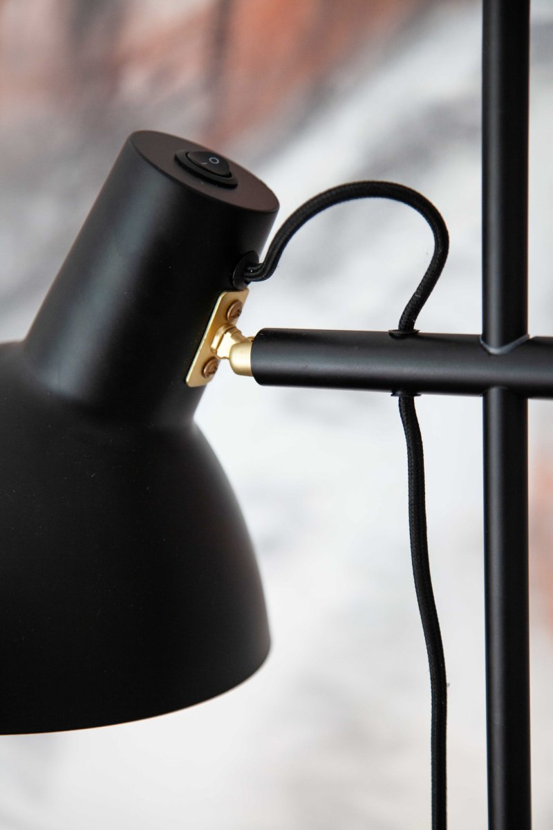 Metropole 2 Schwarz stehlampe Von Halo Design - Die Metropole-Serie ist eine komplette und funktionale Lampenfamilie mit einem unverwechselbaren Industriestil.