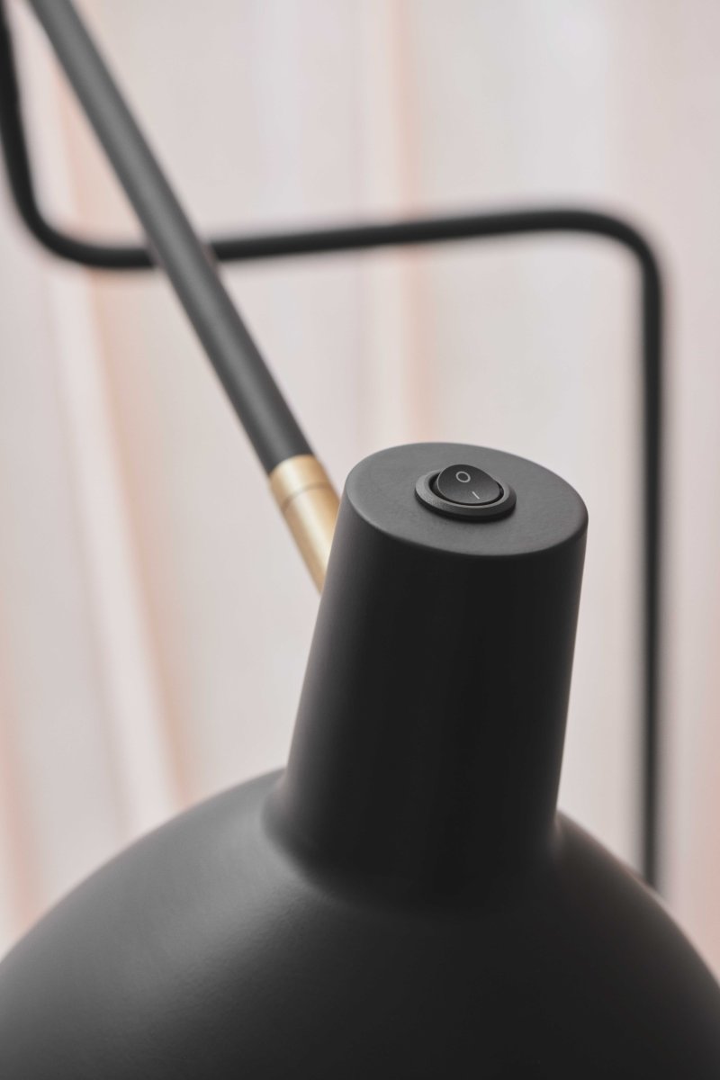 Metropole Deluxe Schwarz stehlampe Von Halo Design - Somit eignet sich die Leuchte perfekt f&uuml;r das B&uuml;ro, die Leseecke oder das Schlafzimmer.