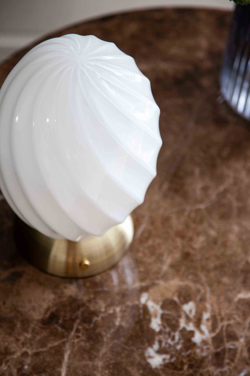 Twist 22cm Messing tischlampe Von Halo Design - Entdecken Sie Twist – die elegante Tischleuchte mit anspruchsvollem skulpturalen Design und praktischer Touch-Funktion zum einfachen Ein- und Ausschalten.