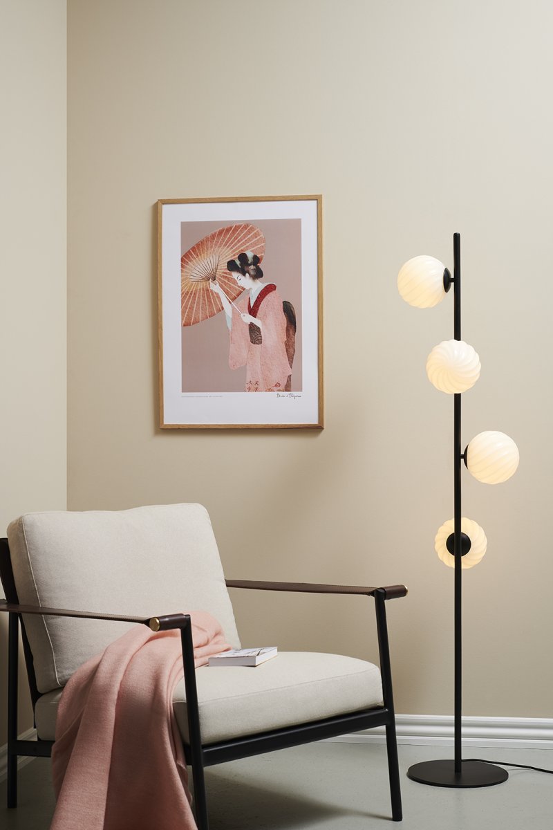 Twist Schwarz stehlampe Von Halo Design - Der mattschwarze Rahmen und das sanfte Licht der Lampe schaffen eine perfekte Balance zwischen Modernit&auml;t und W&auml;rme.