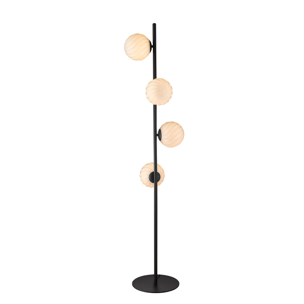 Twist Schwarz stehlampe Von Halo Design - Der mattschwarze Rahmen und das sanfte Licht der Lampe schaffen eine perfekte Balance zwischen Modernit&auml;t und W&auml;rme.