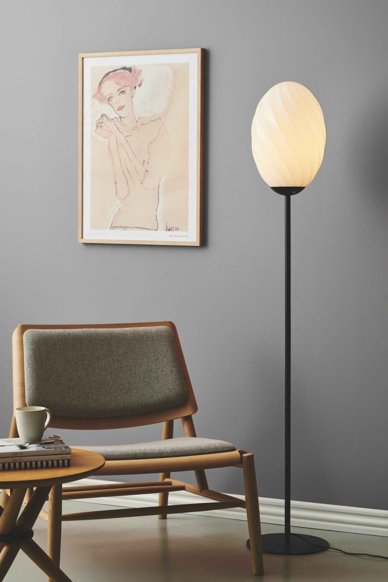 Twist Schwarz stehlampe Von Halo Design - Werten Sie Ihr Interieur mit der Twist-Stehlampe auf &ndash; eine perfekte Kombination aus modernem Design und Funktion.