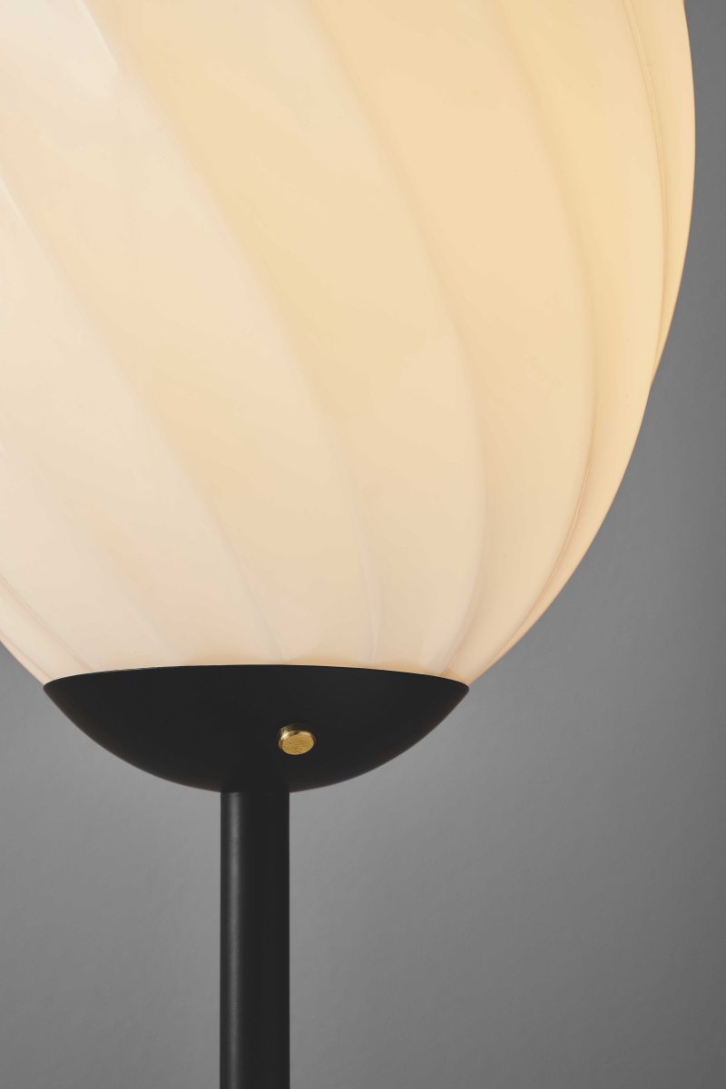 Twist Schwarz stehlampe Von Halo Design - Werten Sie Ihr Interieur mit der Twist-Stehlampe auf &ndash; eine perfekte Kombination aus modernem Design und Funktion.