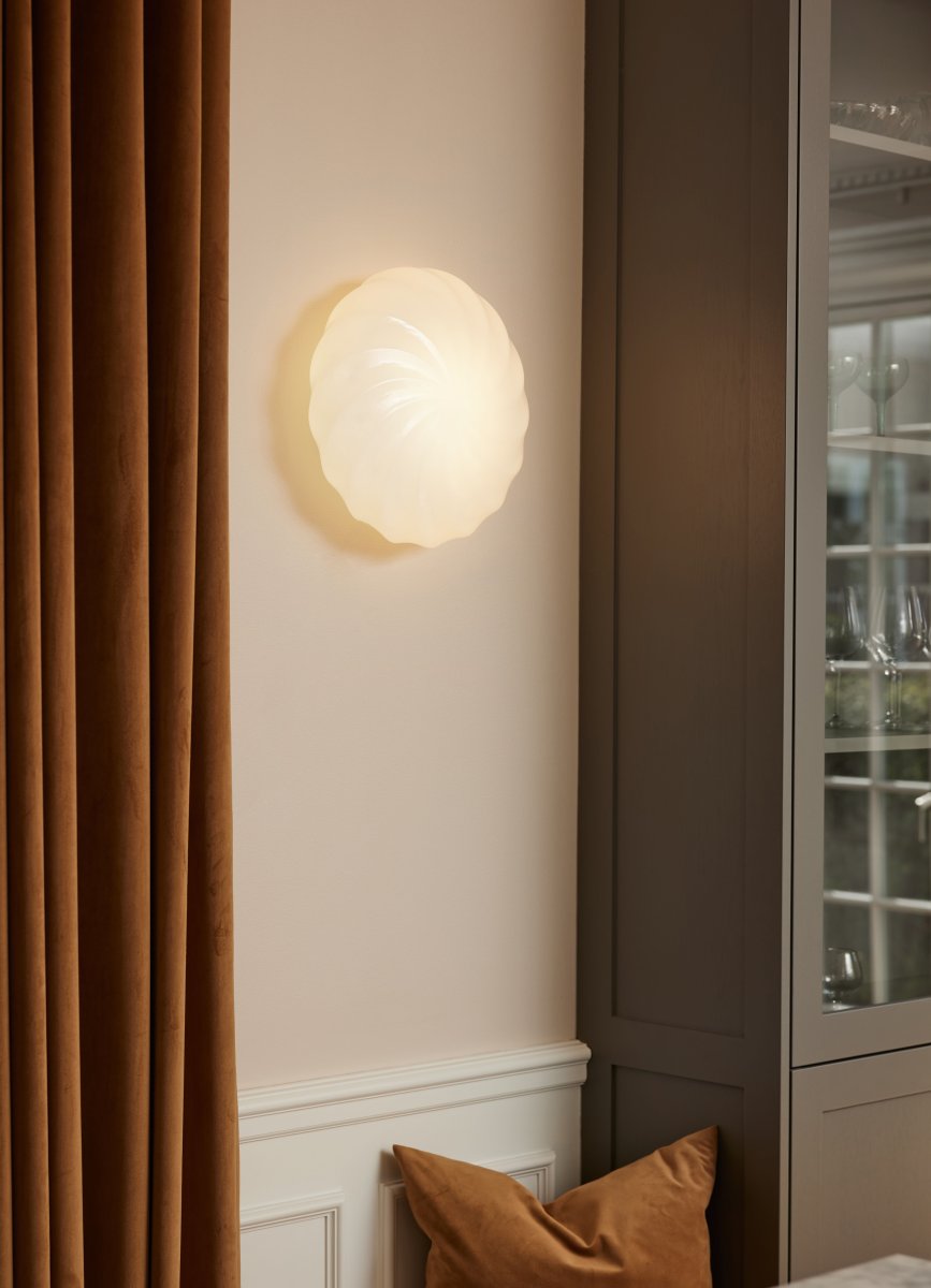 Twist Ø35 Antikes Messing deckenleuchte Von Halo Design - Twist eignet sich perfekt f&uuml;r das Wohnzimmer, Schlafzimmer oder den Flur und vermittelt ein warmes und einladendes Gef&uuml;hl.