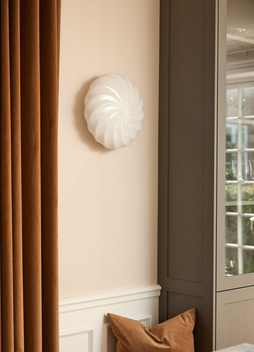 Twist Ø35 Antikes Messing deckenleuchte Von Halo Design - Twist eignet sich perfekt f&uuml;r das Wohnzimmer, Schlafzimmer oder den Flur und vermittelt ein warmes und einladendes Gef&uuml;hl.