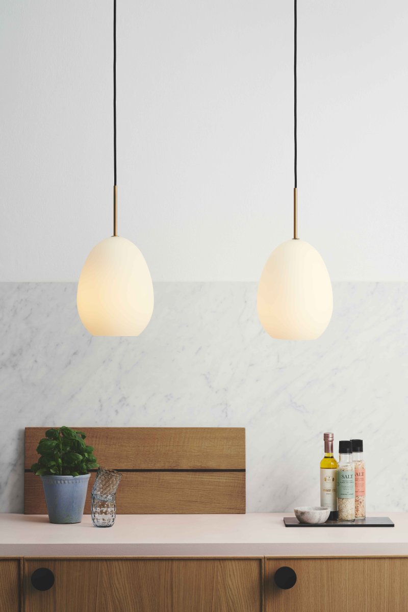 Bodø Ø20 Weiß hängelampe Von Halo Design - Die glatte Oberfl&auml;che und die runde Form des Opalglases sorgen f&uuml;r eine feine Lichtverteilung im Raum und verleihen in Kombination mit den Messingdetails Eleganz.