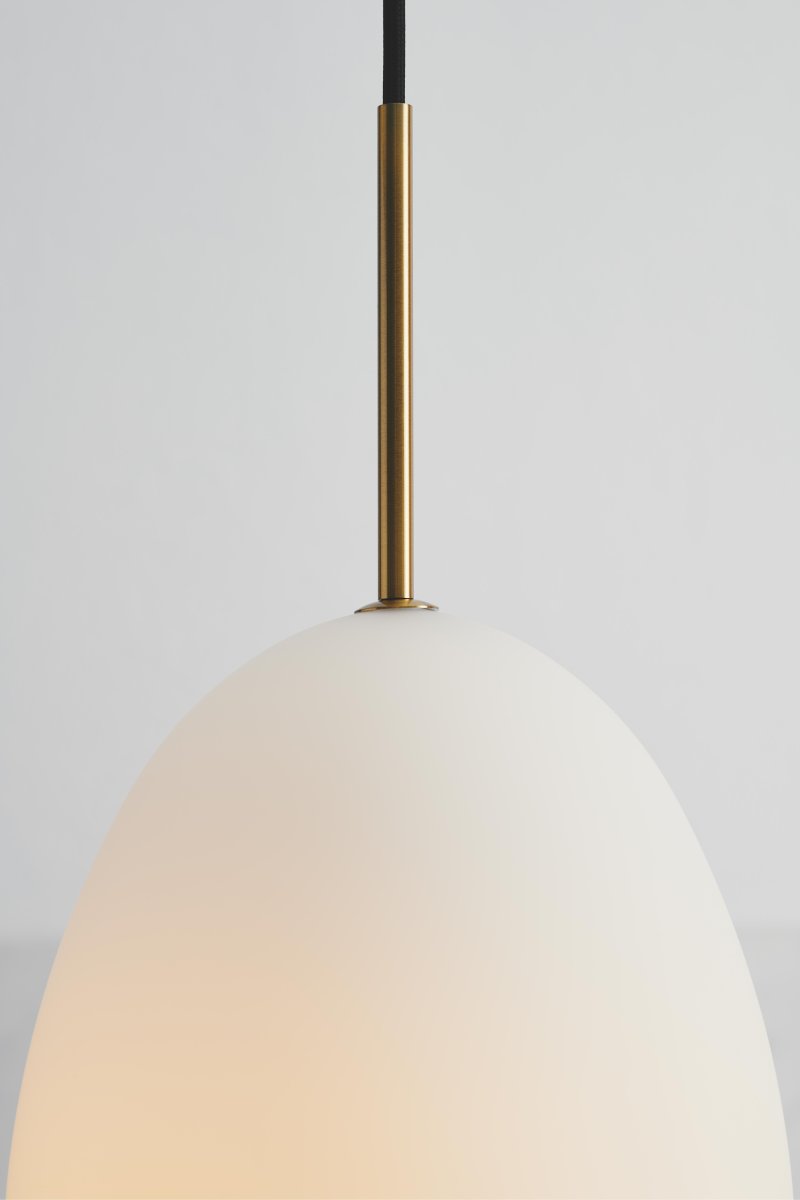 Bodø Ø20 Weiß hängelampe Von Halo Design - Die glatte Oberfl&auml;che und die runde Form des Opalglases sorgen f&uuml;r eine feine Lichtverteilung im Raum und verleihen in Kombination mit den Messingdetails Eleganz.