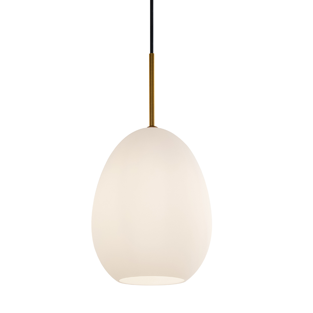 Bodø Ø20 Weiß hängelampe Von Halo Design - Die glatte Oberfl&auml;che und die runde Form des Opalglases sorgen f&uuml;r eine feine Lichtverteilung im Raum und verleihen in Kombination mit den Messingdetails Eleganz.
