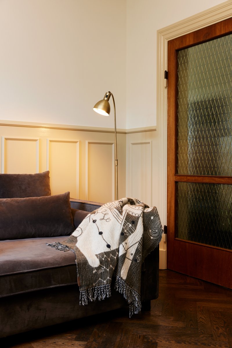 Angora Messing stehlampe Von Halo Design - Der Netzschalter befindet sich bequem am Rahmen und lässt sich leicht bedienen.