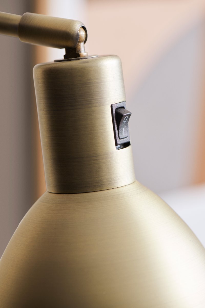 Angora Messing stehlampe Von Halo Design - Der Netzschalter befindet sich bequem am Rahmen und lässt sich leicht bedienen.