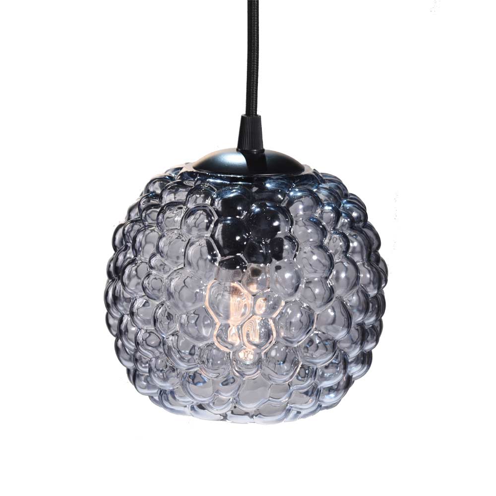 Zoombild von Grape Ø15 Rauchfarben hängelampe Von Halo Design - Diese Pendelleuchte aus Rauchglas mit schwarzen Details eignet sich perfekt als Lichtpunkt in einer dunklen Ecke, &uuml;ber Nachttischen oder zu mehreren auf einem Regal.