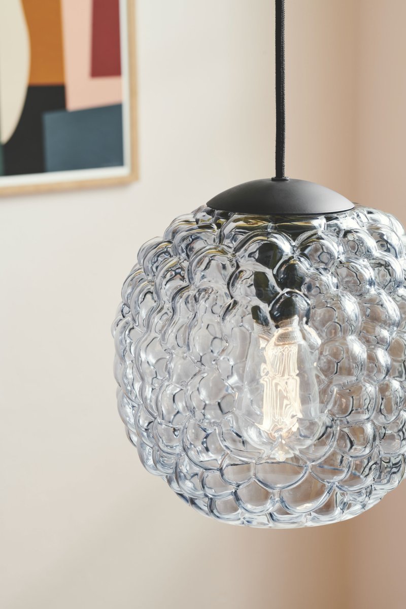 Grape Ø25 Transparent hängelampe Von Halo Design - Diese Pendelleuchte aus klarem Glas mit schwarzen Details eignet sich perfekt als Lichtpunkt &uuml;ber dem Esstisch oder der K&uuml;che.