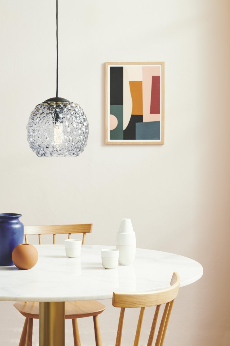 Grape Ø25 Transparent hängelampe Von Halo Design - Diese Pendelleuchte aus klarem Glas mit schwarzen Details eignet sich perfekt als Lichtpunkt &uuml;ber dem Esstisch oder der K&uuml;che.