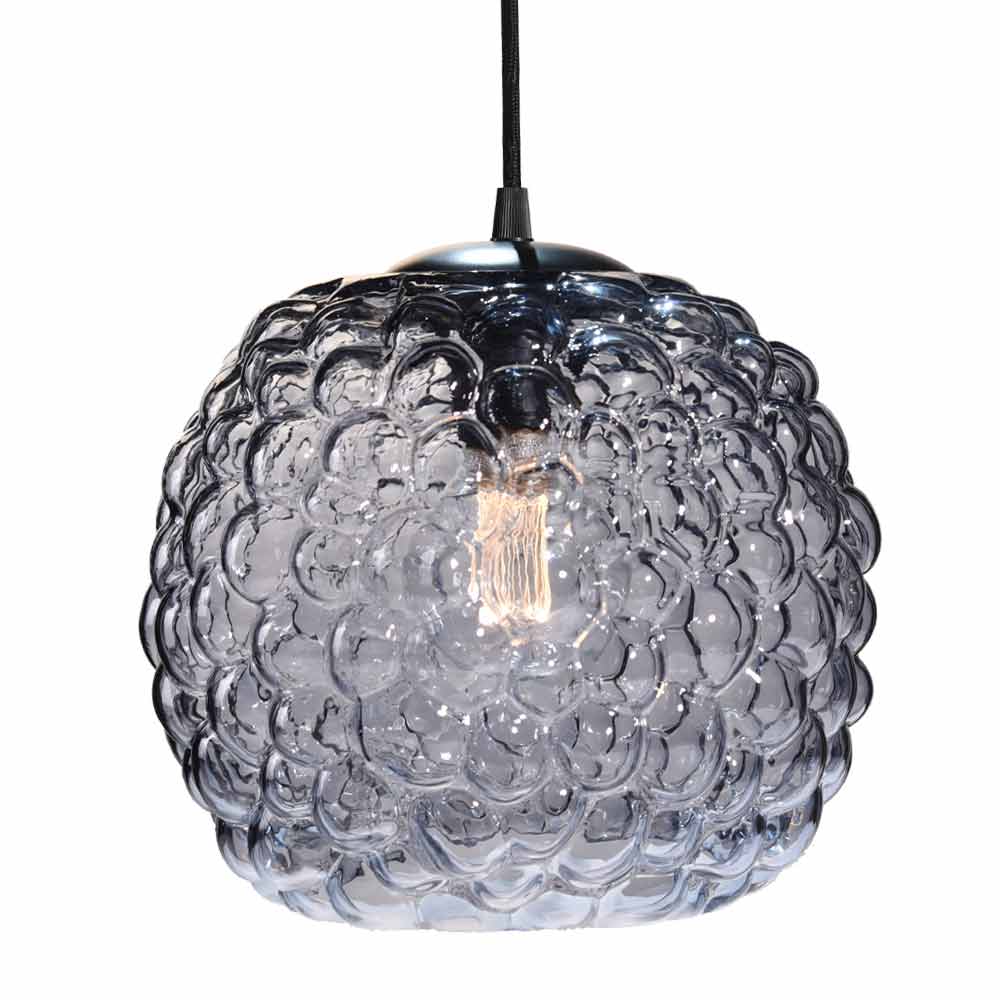 Grape Ø25 Rauchfarben hängelampe Von Halo Design - Diese Pendelleuchte aus Rauchglas mit schwarzen Details eignet sich perfekt als Lichtpunkt &uuml;ber dem Esstisch oder im Wohnzimmer.