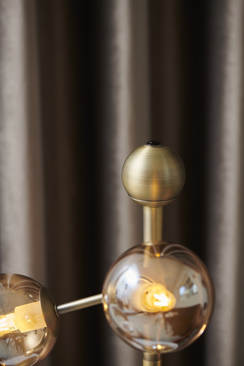 Atom 52cm Antikes Messing tischlampe Von Halo Design - Die beiden Arme am Rahmen sind somit beweglich; Sie k&ouml;nnen die Tassen nach Belieben anwinkeln und so Ihre ganz pers&ouml;nliche Note kreieren.