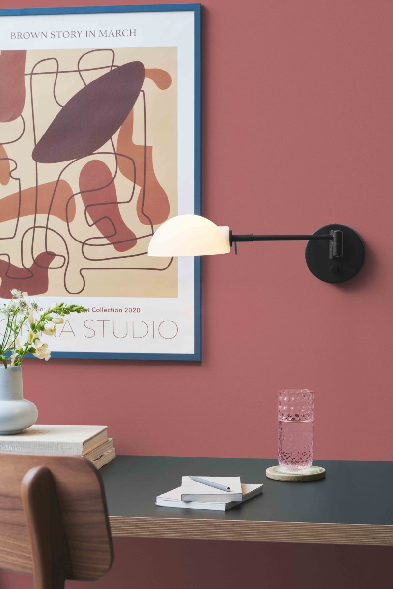 Kjøbenhavn 60cm Schwarz wandlampe Von Halo Design - Kjøbenhavn ist eine elegante und funktionale Wandleuchte mit einem verstellbaren Arm, der von 20 bis 60 cm verlängert werden kann, wodurch sie sich perfekt für das Arbeitszimmer, Schlafzimmer oder den Arbeitsplatz eignet.