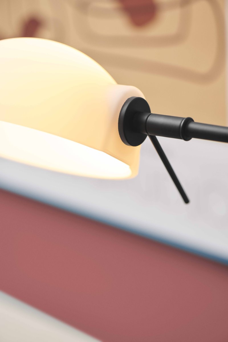 Kjøbenhavn 60cm Schwarz wandlampe Von Halo Design - Kjøbenhavn ist eine elegante und funktionale Wandleuchte mit einem verstellbaren Arm, der von 20 bis 60 cm verlängert werden kann, wodurch sie sich perfekt für das Arbeitszimmer, Schlafzimmer oder den Arbeitsplatz eignet.