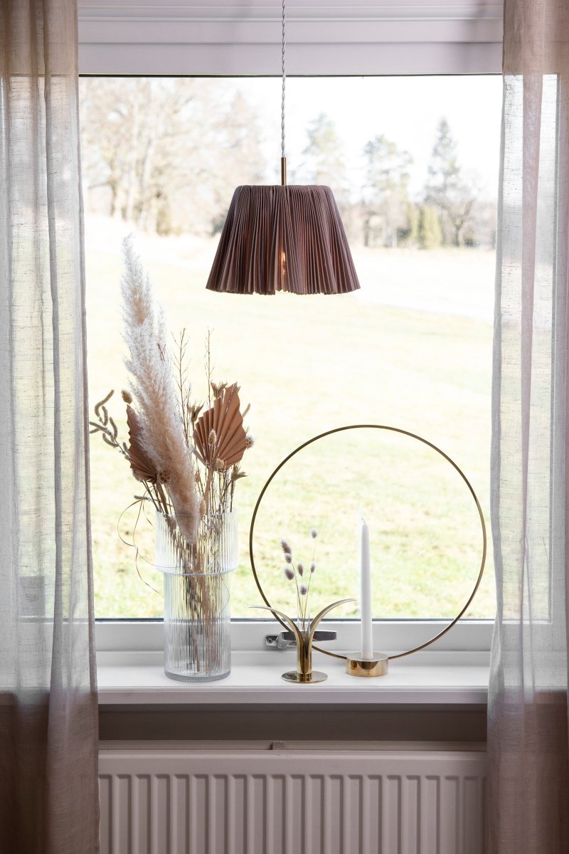 Edith Ø20 Braun hängelampe Von Globen Lighting - Edith hat einen plissierten Stoff in einem Braunton mit schönem Glanz und schönem Fall dank des gut gepolsterten Stoffes.