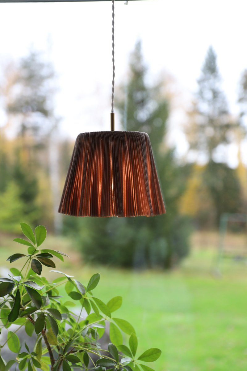 Edith Ø20 Braun hängelampe Von Globen Lighting - Edith hat einen plissierten Stoff in einem Braunton mit schönem Glanz und schönem Fall dank des gut gepolsterten Stoffes.