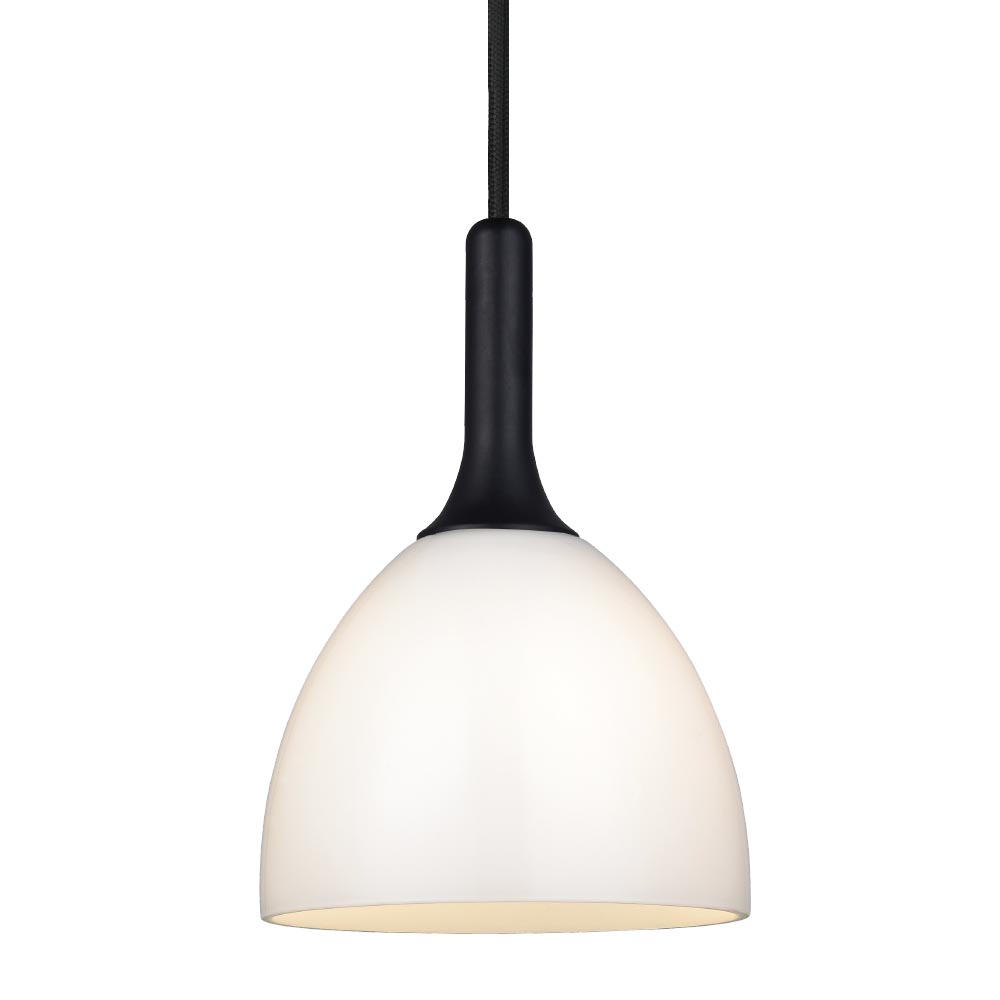 Bellevue Ø14 Opal hängelampe Von Halo Design - Der Opalglasschirm sorgt für eine schöne Lichtverteilung und in Kombination mit den schwarz geölten Holzdetails wird daraus eine stilvolle Lampe, die perfekt in jedes Zuhause passt.