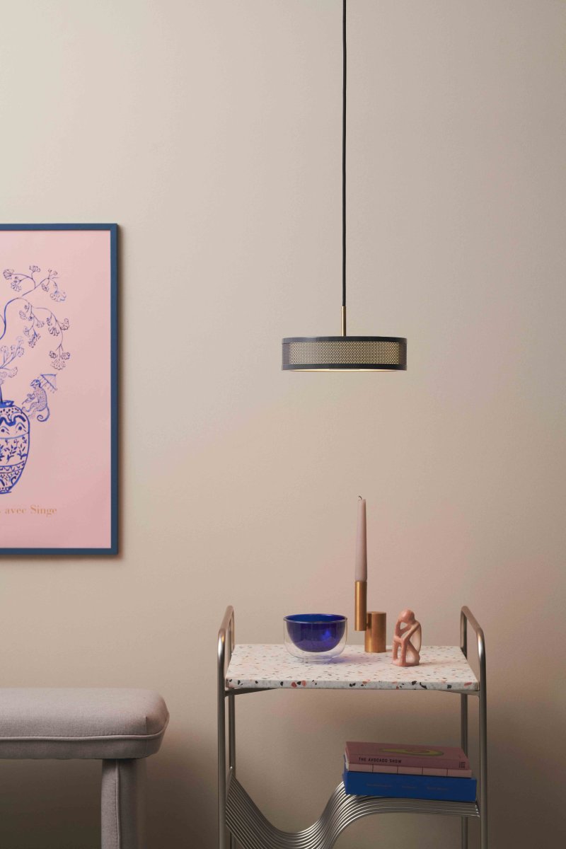 Frame Ø24 Schwarz hängelampe Von Halo Design - Details wie der innere Stoffschirm, die antiken Messingeins&auml;tze und das &auml;u&szlig;ere Perlenmuster machen diese Lampenserie &auml;sthetisch einzigartig.