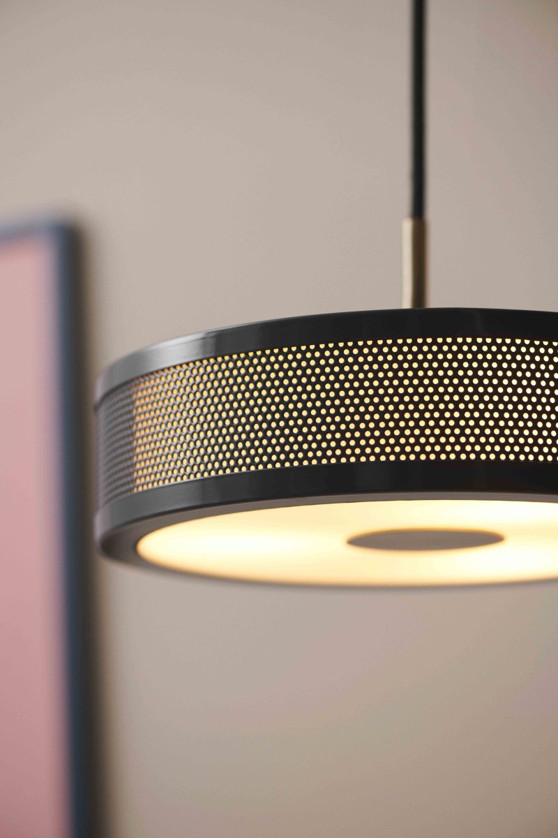 Frame Ø24 Schwarz hängelampe Von Halo Design - Details wie der innere Stoffschirm, die antiken Messingeins&auml;tze und das &auml;u&szlig;ere Perlenmuster machen diese Lampenserie &auml;sthetisch einzigartig.