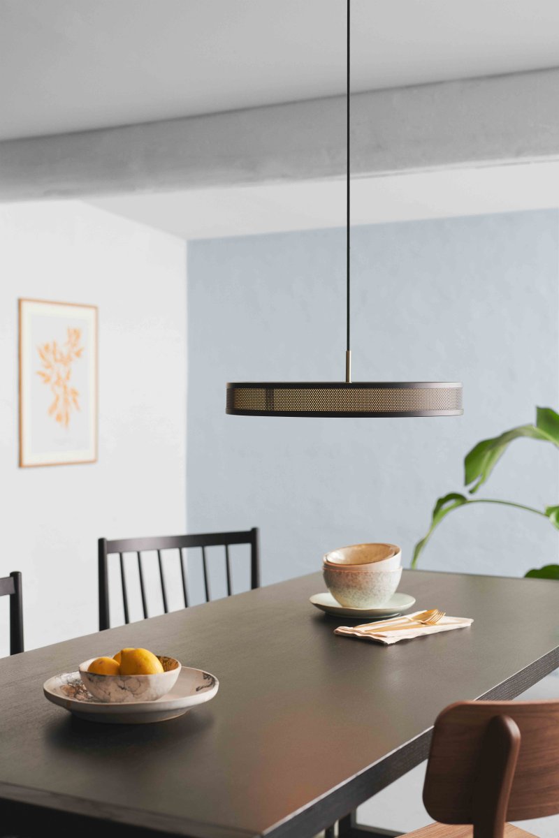 Frame Ø43 Schwarz hängelampe Von Halo Design - Details wie der innere Stoffschirm, die antiken Messingeins&auml;tze und das &auml;u&szlig;ere Perlenmuster machen diese Lampenserie &auml;sthetisch einzigartig.
