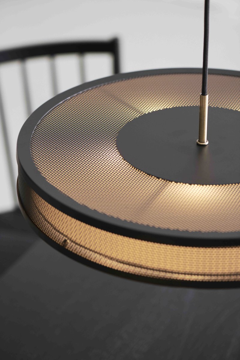 Frame Ø43 Schwarz hängelampe Von Halo Design - Details wie der innere Stoffschirm, die antiken Messingeins&auml;tze und das &auml;u&szlig;ere Perlenmuster machen diese Lampenserie &auml;sthetisch einzigartig.