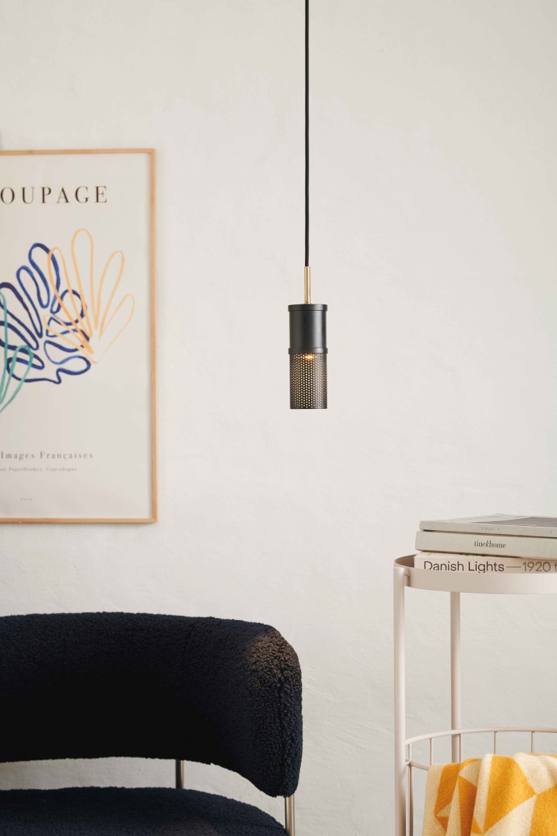 Frame Cylinder Ø6 Schwarz hängelampe Von Halo Design - Die Details wie die antiken Messingeins&auml;tze und das &auml;u&szlig;ere Perlenmuster machen diese Lampenserie &auml;sthetisch einzigartig.