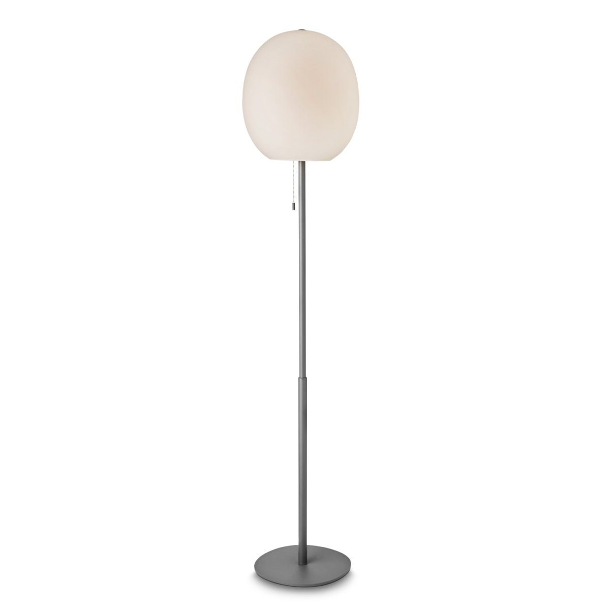Wrong Opal stehlampe Von Halo Design - Wrong ist eine stilvolle Stehleuchte mit einem mundgeblasenen Glasschirm, der Eleganz und Qualit&auml;t ausstrahlt.